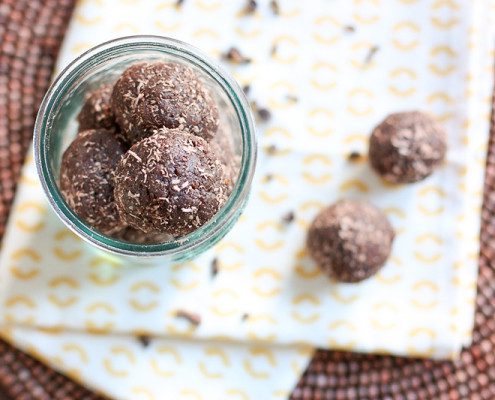 no-bake dark chocolate and lemon energy balls -- the perfect mid-day snack!