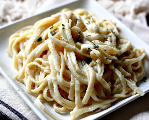 Healthy Linguine Alfredo Pasta via @danielleomar #clean #dinner #healthyrecipe