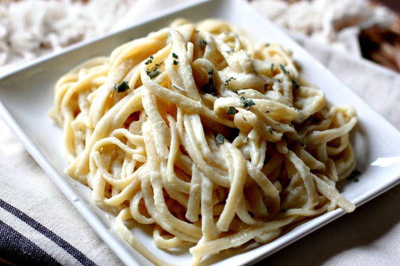 Healthy Linguine Alfredo Pasta via @danielleomar #clean #dinner #healthyrecipe