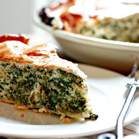 My mom's famous spinach pie is an easy crowd pleaser! It's cheesy and delicious, but still chock full of healthy greens! #dinner #cleaneats @danielleomar