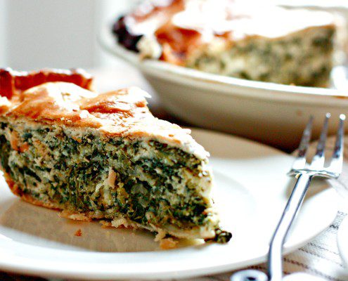 My mom's famous spinach pie is an easy crowd pleaser! It's cheesy and delicious, but still chock full of healthy greens! #dinner #cleaneats @danielleomar