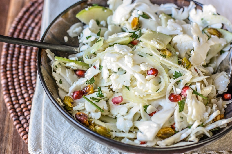 sliced cauliflower salad with fennel and green apple