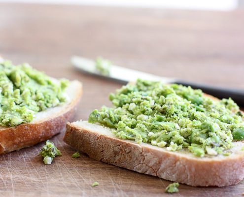 smashed peas toast with mint and feta